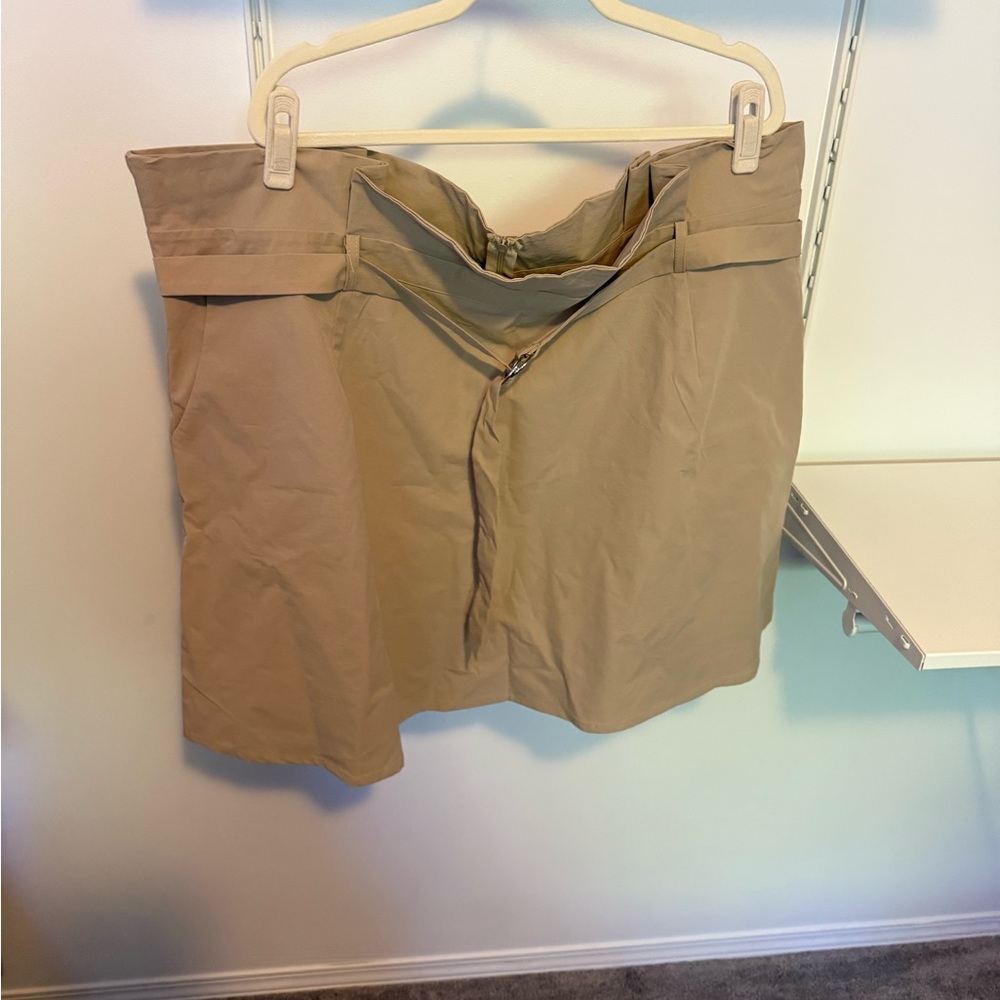 In The Style Camel Women’s plus size 28 paper bag style mini skirt with belt.